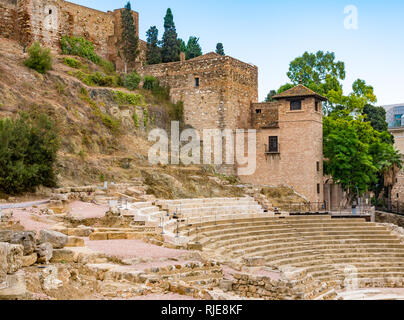 L'Alcazaba murs fortifiés et Théâtre Romain, Malaga, Andalousie, Espagne Banque D'Images