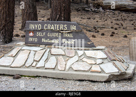 Signe pour les cratères d'Inyo Début du sentier dans la forêt nationale d'Inyo Mammoth Lakes en Californie Banque D'Images