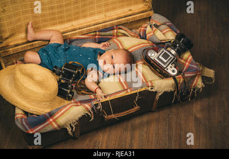 Comment cette chose s'allume. La famille. La garde des enfants. Petite fille dans la valise. Voyages et de l'aventure. Sweet Little baby. Nouvelle vie et la naissance. Portrait de Banque D'Images