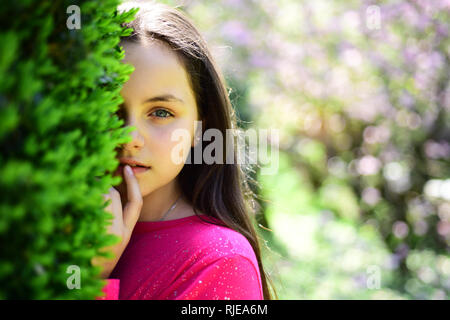 Elle est si belle. Cute girl sur printemps nature. Jolie fille avec la peau du visage jeune et pas de maquillage. Modèle de beauté avec d'aspect frais. Jeune femme au Printemps Banque D'Images