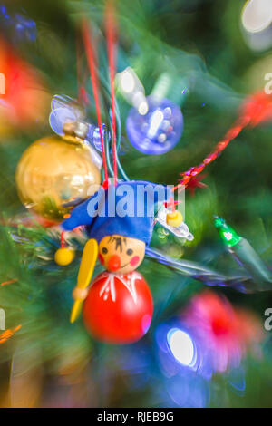 Petite oraments de Noël suspendu à un arbre de Noël Banque D'Images