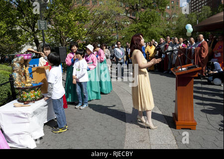 25e int'l Lotus Lantern parade dans la célébration de la naissance de Bouddha dans la ville de New York à New York, 2013. Banque D'Images