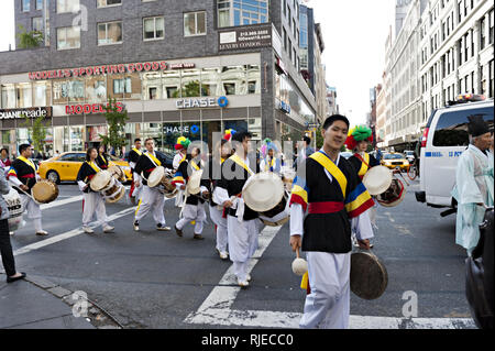 25e int'l Lotus Lantern parade dans la célébration de la naissance de Bouddha dans la ville de New York à New York, 2013. Banque D'Images