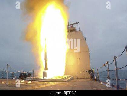 Océan Pacifique (9 mai 2017) Un missile SM-2 est lancé à partir de la classe Ticonderoga croiseur lance-missiles USS Lake Erie (CG 70) au cours d'un exercice de missiles. Le lac Érié est en cours sur la création d'un déploiement sur la 7è et 5ème zones d'intervention de la flotte à l'appui d'opérations de sécurité maritime et le théâtre les efforts de coopération. Banque D'Images