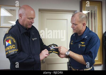 Océan Pacifique (août 29, 2012) - Le Capitaine G.J. Fenton, commandant de la Marine américaine à bord de l'avant-déployé porte-avions USS George Washington (CVN 73), droite, présente une boule de commande pour la marine suédoise Adm arrière. Anders Grenstad, membre de la Commission neutre de contrôle, à la fin d'une nuit à bord du navire. Grenstad visité George Washington à obtenir un aperçu direct des opérations quotidiennes à bord d'un porte-avions en cours. George Washington et son aile, l'air carrier Air Wing 5 (CVW), fournir une force prête au combat qui protège et défend les collecti Banque D'Images