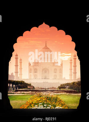 Monument Taj Mahal vue depuis arch ossature et beau jardin au coucher du soleil à Agra, Uttar Pradesh, Inde Banque D'Images