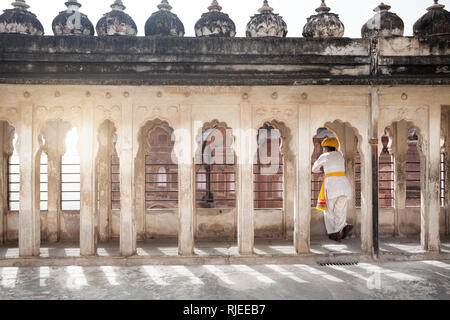 JODHPUR, Rajasthan, INDE - 08 mars 2015 : je suis intéressé à partir de tissu du Rajasthan dans fenêtre balcon Mehrangarh Fort palace Banque D'Images