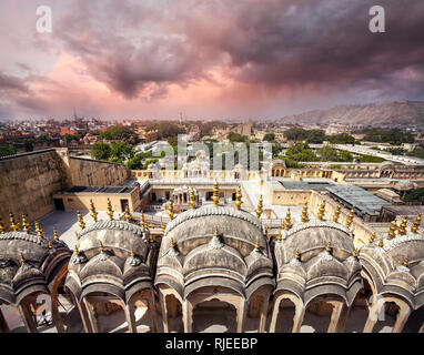 Vue de l'ancienne ville de Jaipur vue depuis le toit du Hawa Mahal Palace à purple couvert ciel nuageux au Rajasthan, Inde Banque D'Images