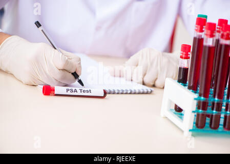 Beau jeune assistant de laboratoire à l'essai des échantillons de sang à l'hôpital Banque D'Images