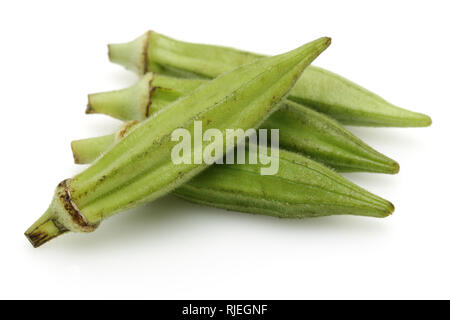 Gombo vert frais isolé sur fond blanc Banque D'Images