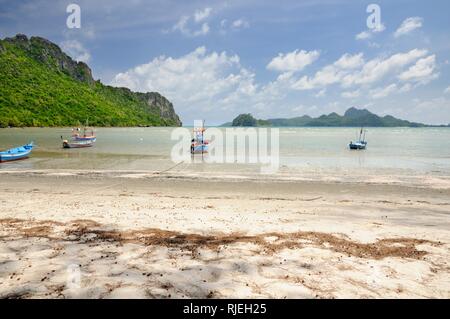 Longtail thailandais bateaux de pêche sur la plage de sable dans la baie d'Ao Manao à marée basse dans la province de Prachuap Khiri Khan en Thaïlande Banque D'Images