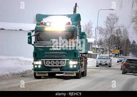 Salo, Finlande - le 2 février 2019 : vert personnalisé Scania P420 camion, de route et de l'éclairage led bar illuminé brièvement, tire à l'écart la neige provenant des ville. Banque D'Images