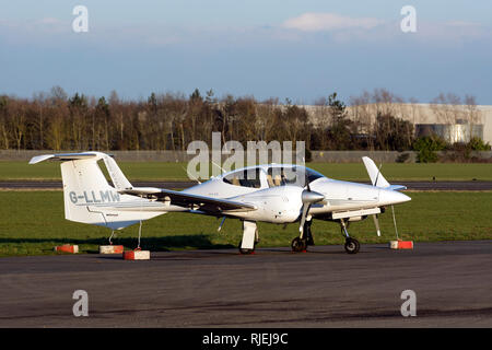 Diamond DA42 Twin Star à Wellesbourne Airfield, Warwickshire, UK (G-LLMW) Banque D'Images