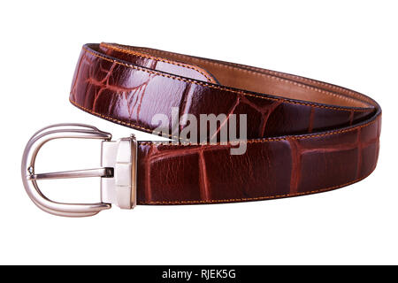 Attaché à la mode des hommes de ceinture en cuir marron foncé avec boucle emmêlée isolé sur fond blanc Banque D'Images