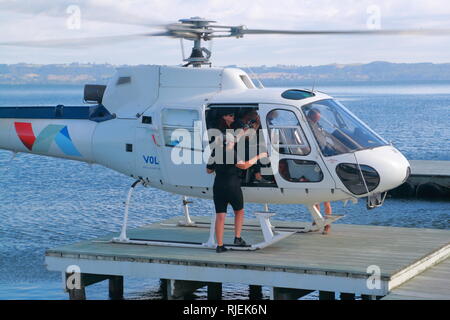 Air volcanique offre balades dans leurs hélicoptères à l'Ile Blanche, Le Lac Rotorua, Rotorua, Nouvelle-Zélande Banque D'Images