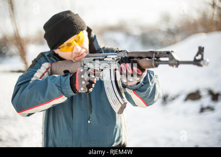 Vue avant feu de mitrailleuse de rapides. Tir d'armes à feu et les armes de la formation. Hiver neige contexte le tir en plein air Banque D'Images