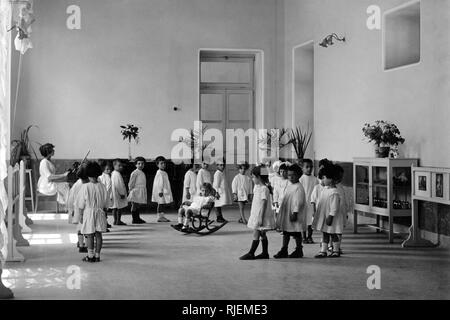 La Maternelle Montessori, Naples 1920-30 Banque D'Images