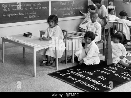 La Maternelle Montessori, Naples 1920-30 Banque D'Images