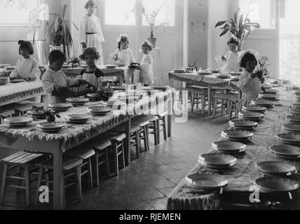 La Maternelle Montessori, Naples 1920-30 Banque D'Images