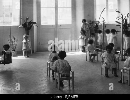 La Maternelle Montessori, Naples 1920-30 Banque D'Images