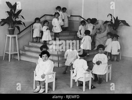 La Maternelle Montessori, Naples 1920-30 Banque D'Images