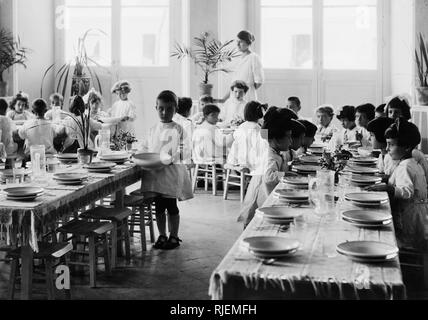 La Maternelle Montessori, Naples 1920-30 Banque D'Images