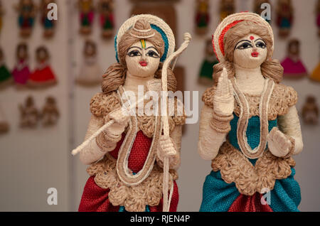 Gros plan du dieu hindou Ram Sita puppets fait de jute sur l'affichage pour la vente à une exposition d'artisanat à Delhi Haat, Delhi, Inde Banque D'Images