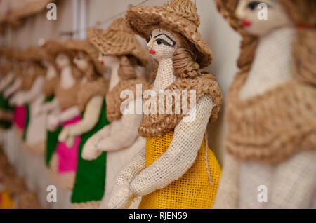 Poupées marionnettes jute wearing hat hanging sur l'affichage pour la vente à une exposition d'artisanat à Delhi Haat, Delhi, Inde Banque D'Images