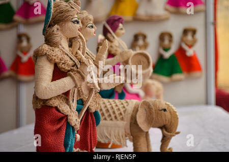 Marionnettes (poupées, elephant)faits de jute sur l'écran de vente lors d'une exposition d'artisanat à Delhi Haat, Delhi, Inde Banque D'Images