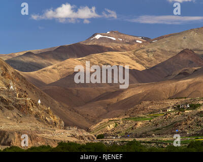 Un petit village entre les hautes montagnes, sur les pentes de la montagne d'Orange, le Ladakh, le Jammu-et-Cachemire, en Inde. Banque D'Images