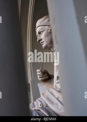 Statue de Arnolfo di Cambio à la recherche jusqu'à la cathédrale de la cathédrale de Florence Banque D'Images