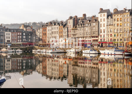 Le quai du Vieux bassin, vieux port d'Honfleur en Normandie, région de France Banque D'Images