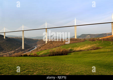 Millau Viaduc, le plus haut pont au monde, fait partie de l'A75 dans la région d'Occitanie en France Banque D'Images