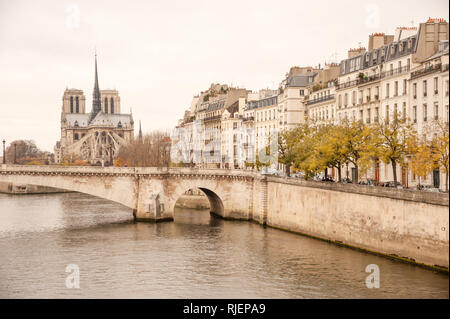 Pont de la Tournelle (Pont de la Tournelle) et ile Saint-Louis avec vue sur notre Dame de Paris, Paris, France Banque D'Images