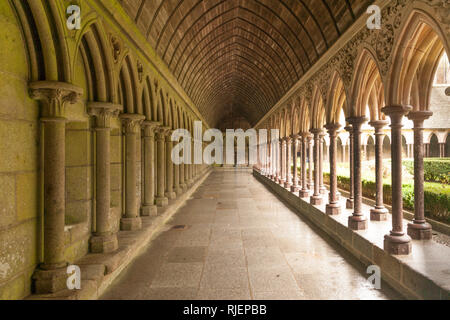 Jardin du Cloître de l'abbaye célèbre Mont Saint Michel, Normandie, France Banque D'Images