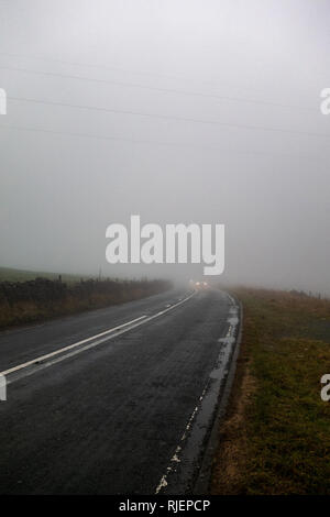 Winters du brouillard et des nuages bas sur la B6232, Oswaldtwistle Elton Road, Blackburn, Angleterre Banque D'Images