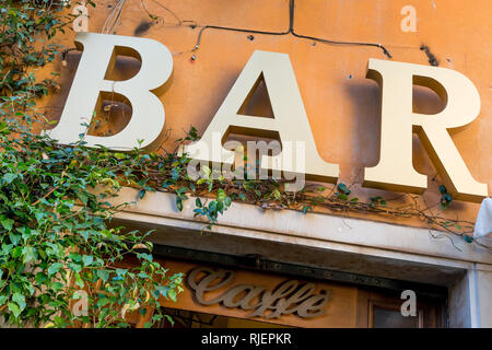 Bar et Café signe sur un restaurant local dans le Trastevere, quartier bohème de Rome, Italie Banque D'Images