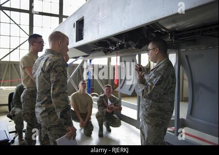 Le Sgt Tech. Miguel Garza, 363e Escadron de formation instructeur, promène son apprenti au moyen d'une classe de l'armement de la familiarisation du système de canon A-10 Thunderbolt à Sheppard Air Force Base, Texas, le 19 janvier 2018. Garza classe est dans le bloc neuf de 10 et prévu pour février 20 diplômés. Banque D'Images