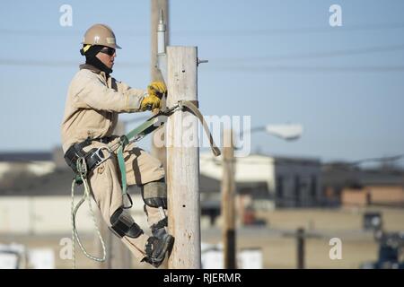 Seaman Apprentice Alexander Ossorio, 366e Escadron de formation systèmes électriques cours apprenti étudiant à Sheppard Air Force Base, Texas, de l'installation d'un bras de support le 24 janvier 2018, qui seront utilisés pour isoler les fils haute tension. Ossorio est dans le bloc de sept et sept diplômés prévue pour le 8 février. Banque D'Images