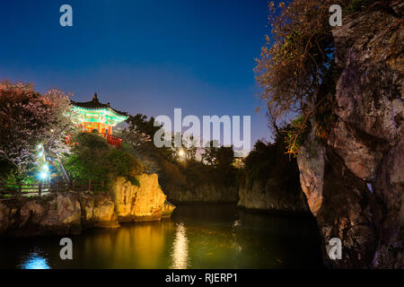 Étang avec Yongyeon Yongyeon Pavilion illuminé la nuit, îles Jeju, Corée du Sud Banque D'Images