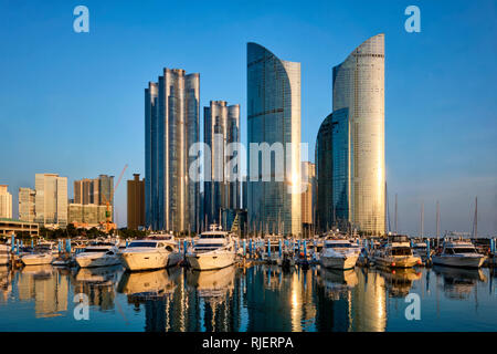 Busan marina avec des yachts sur le coucher du soleil, de Corée du Sud Banque D'Images