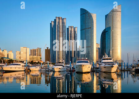 Busan marina avec des yachts sur le coucher du soleil, de Corée du Sud Banque D'Images