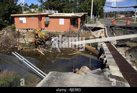 MAYAGÜEZ, Porto Rico, le 19 janvier 2018 - Cette maison a perdu pied et a été gravement endommagé en raison de l'érosion côtière et l'onde de tempête causée par l'Ouragan Maria. De nouvelles zones inondables ont été identifiés à Porto Rico, et l'information a été utilisée pour générer des cartes, des conseils pour mieux comprendre les risques d'inondation. Il servira d'outil à National Flood Insurance Program (NFIP) Communautés pour fournir aux survivants d'avoir accès à une gamme de produits risque d'inondation afin de prévenir les dommages dus aux inondations. La FEMA/Yuisa Ríos Banque D'Images