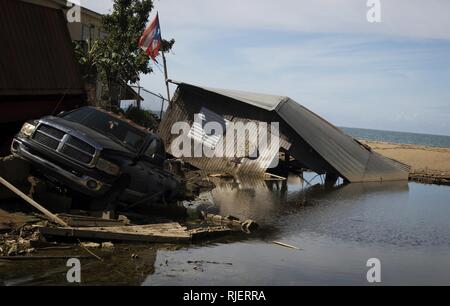 MAYAGÜEZ, Porto Rico, le 19 janvier 2018 - Cette maison a été gravement touchée par le Río Grande de Añasco et l'onde de tempête causée par l'Ouragan Maria. De nouvelles zones inondables ont été identifiés à Porto Rico, et l'information a été utilisée pour générer des cartes, des conseils pour mieux comprendre les risques d'inondation. Il servira d'outil à National Flood Insurance Program (NFIP) Communautés pour fournir aux survivants d'avoir accès à une gamme de produits risque d'inondation afin de prévenir les dommages dus aux inondations. La FEMA/Yuisa Ríos Banque D'Images