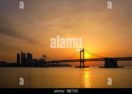 Pont Gwangan sur le lever du soleil. Busan, Corée du Sud Banque D'Images