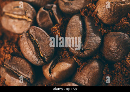 La photo en gros de café en grains et le café moulu. Banque D'Images