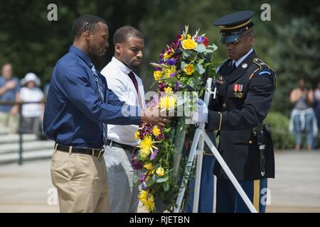 Les joueurs Baltimore Ravens Otha Foster, un arrière défensif qui a servi trois ans avec le Corps des Marines des États-Unis ; et Keenan Reynolds, un receveur qui est diplômé de l'United States Naval Academy ; participer à une cérémonie de dépôt de gerbes sur la Tombe du Soldat inconnu, le Cimetière National d'Arlington, Arlington, Va., le 21 août, 2017. Les Ravens ont visité le cimetière aujourd'hui dans le cadre de l'armée américaine et le programme d'approche communautaire de la NFL. Banque D'Images