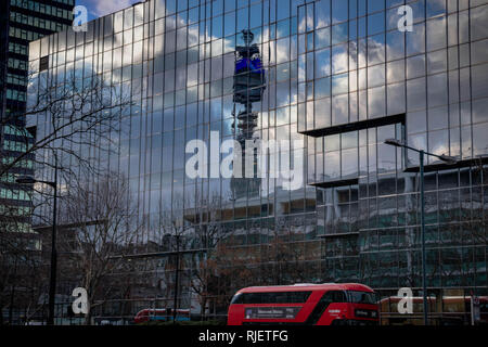 Téléphone BT London tower reflète dans fenêtre dans un après-midi nuageux Banque D'Images