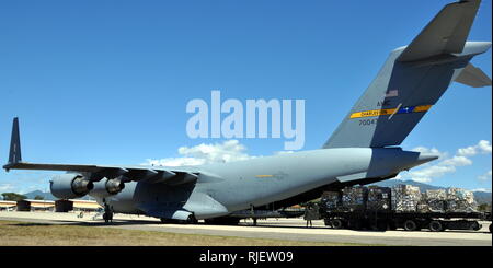 L'aide humanitaire sous la forme de fournitures médicales est déchargé au Honduras à partir d'une base conjointe Charleston C-17 Globemaster III, exploité par l'Air Force Reserve 315e Airlift Wing, 4 février 2019. L'aide humanitaire a été donné par l'entreprise américaine de bienfaisance et a été transporté via le fret Denton, programme qui permet à l'aide humanitaire d'être transportés sur des aéronefs militaires sur une base des disponibilités. (U.S. Air Force photo : Capt Justin Clark) Banque D'Images