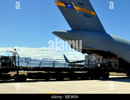 L'aide humanitaire sous la forme de fournitures médicales est déchargé au Honduras à partir d'une base conjointe Charleston C-17 Globemaster III, exploité par l'Air Force Reserve 315e Airlift Wing, 4 février 2019. Sur un week-end de long et humanitaire combiné formation mission, trois réserver C-17s et leurs équipages livré l'aide humanitaire au Guatemala, Haïti, Honduras et, tout en aidant à maintenir les exigences de formation pour les équipages. Par le don de bienfaisance, les fournitures bénéficiera à près de 130 000 personnes dans leurs pays respectifs. (U.S. Air Force photo : Capt Justin Clark) Banque D'Images